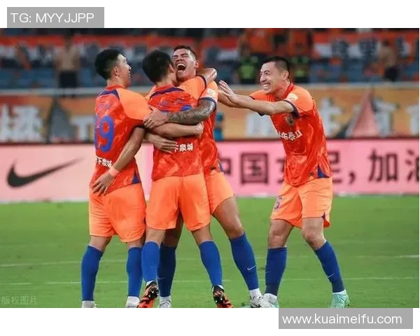 武汉足球队团队协作引发热议球迷对战术配合和球员表现展开激烈讨论